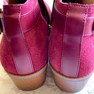 VIONIC suede ankle boots Size 8 wine, maroon color